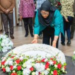 Samia aweka shada la maua kaburini kwa Mkapa