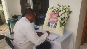 Golugwa wa Chadema afika nyumbani kwa Mutungi, asaini kitabu cha maombolezo